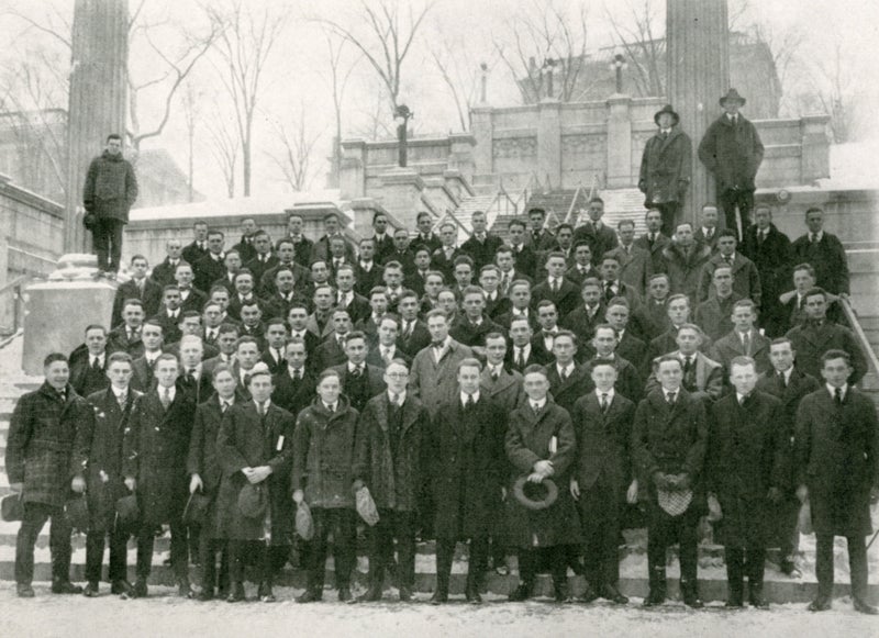 Class of 1919 group photograph on The Approach