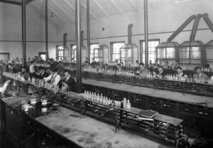 View of students working in Walker laboratory room (circa 1908)